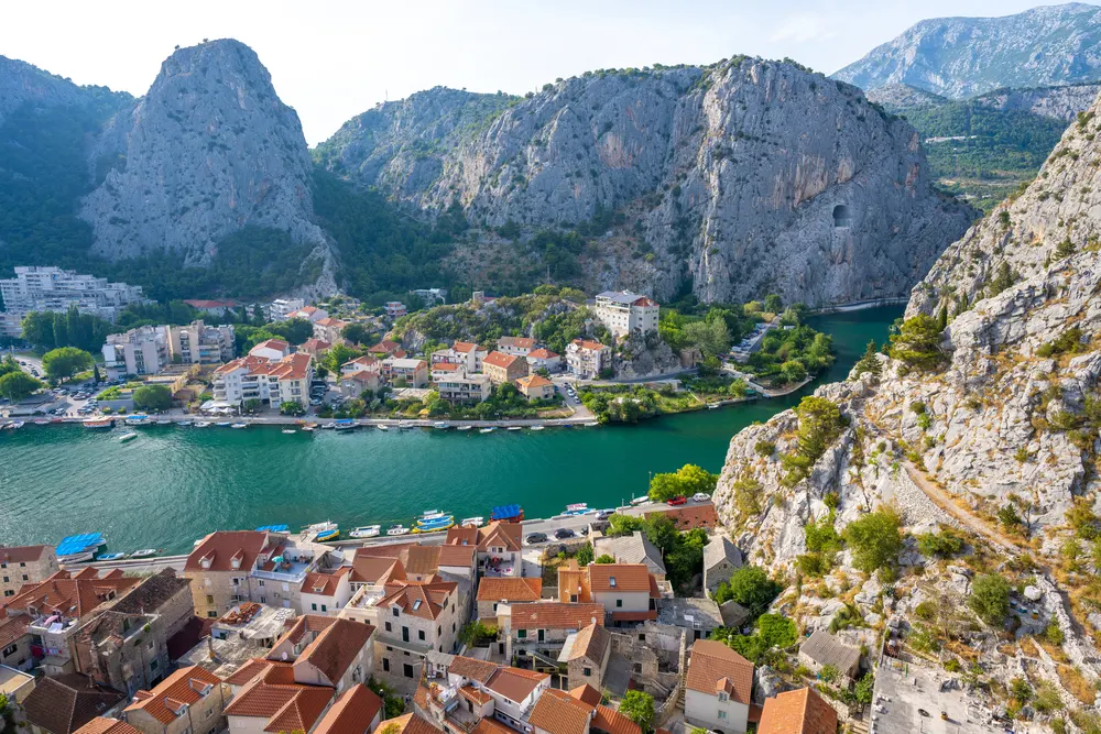 Omiš vs Makarská riviéra: kde je lepší dovolená u moře