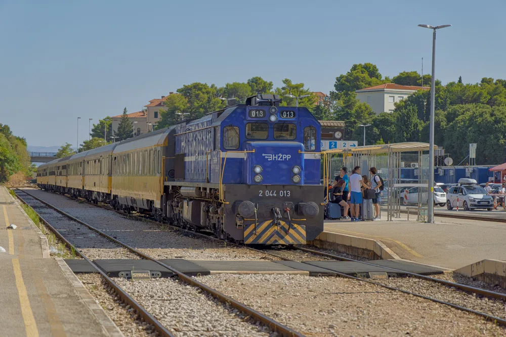 Vlakem do Chorvatska: komu se vyplatí a jak plánovat cestu